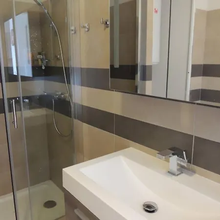 Vue Piscine Dans De Standing *