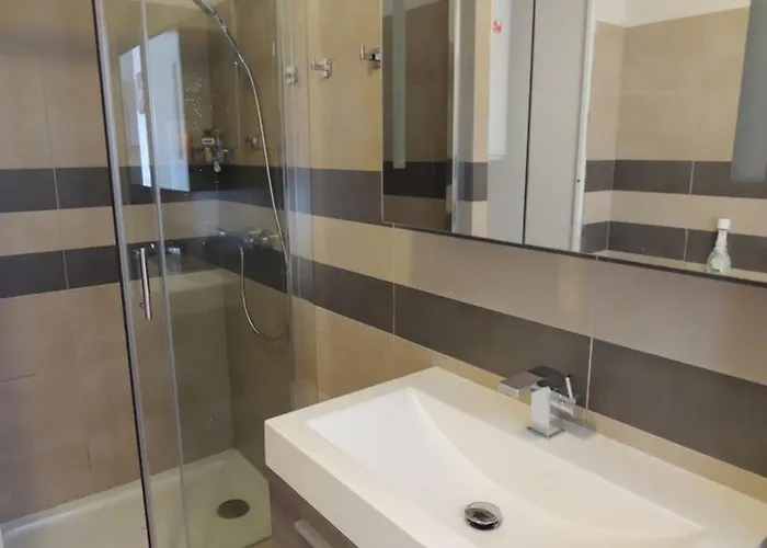 Vue Piscine Dans De Standing *